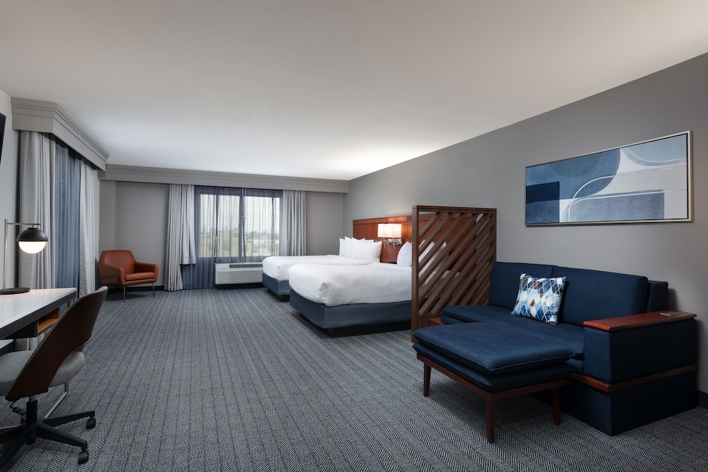 Junior Suite, 2 Queen Beds - Photo 4