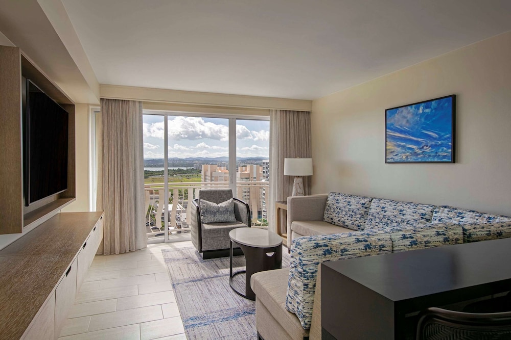 Executive Suite, 1 King Bed with Sofa bed, City View (Junior)