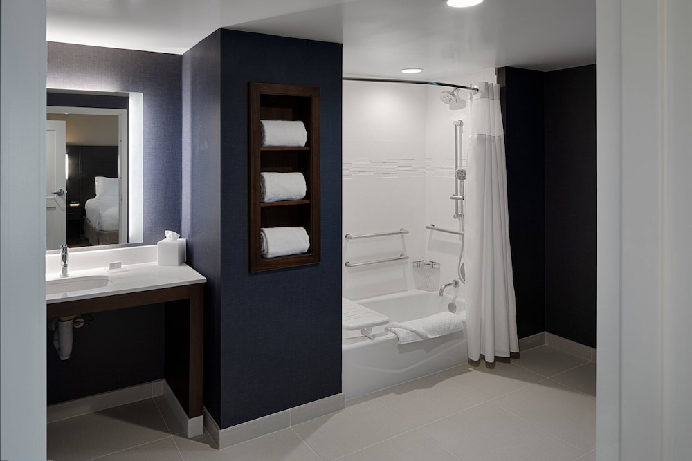 Suite, 1 Bedroom - Photo 9