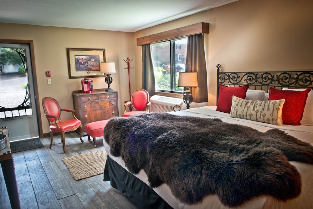 11 Carriage House, 1 King Bed, Accessible, Pet Friendly
