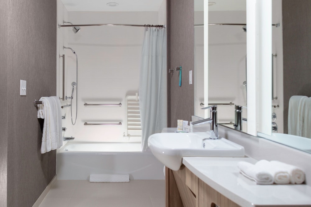 Suite, 1 King Bed (Mobility Accessible, Tub) - Photo 8