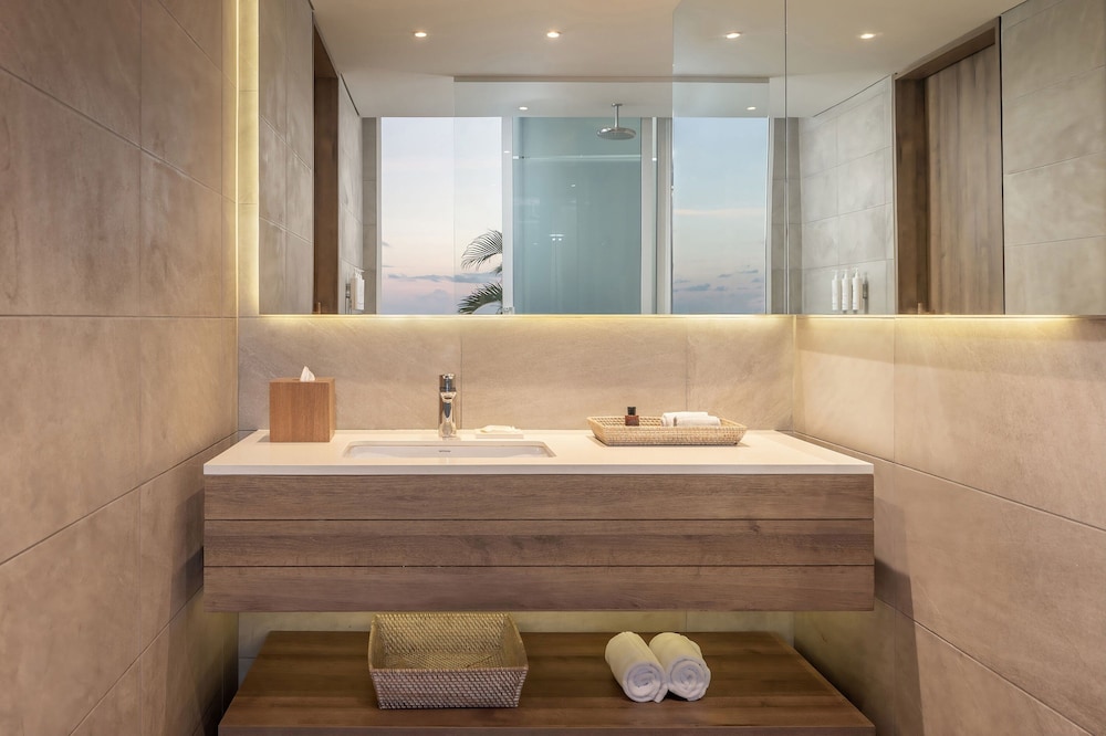 Suite, 1 Bedroom, Balcony (Oceanfront) - Photo 14