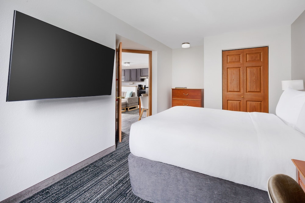Suite, 2 Bedrooms (Mobility Accessible, Roll-In Shower)