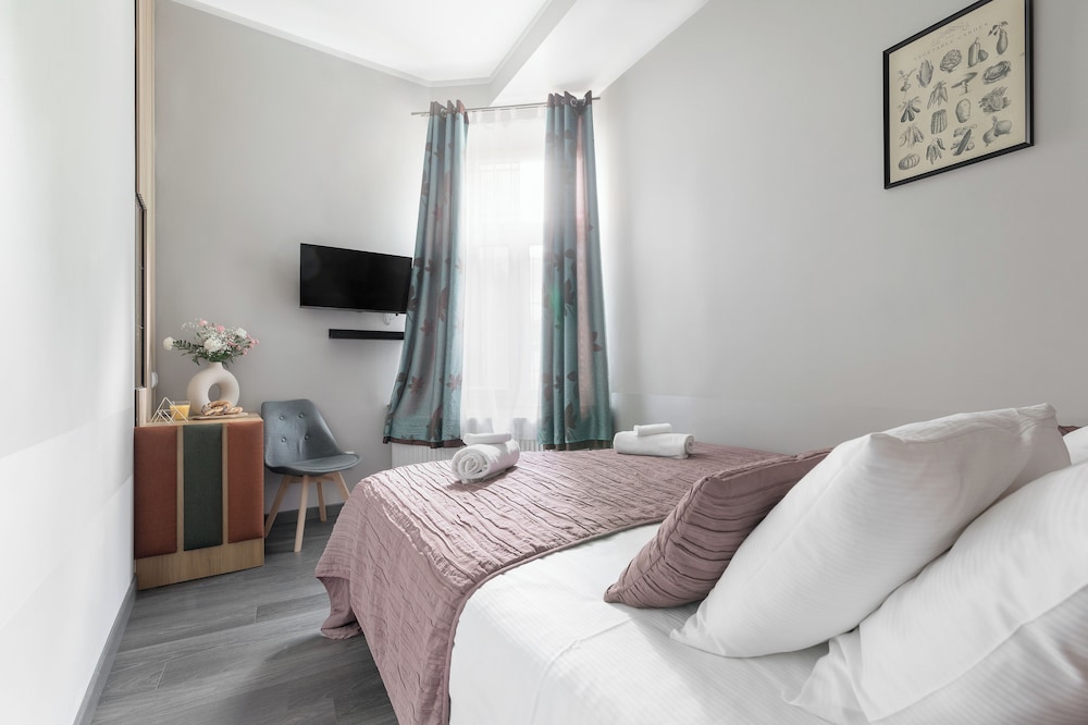 Economy Double or Twin Room, Ensuite, Courtyard View photo 1