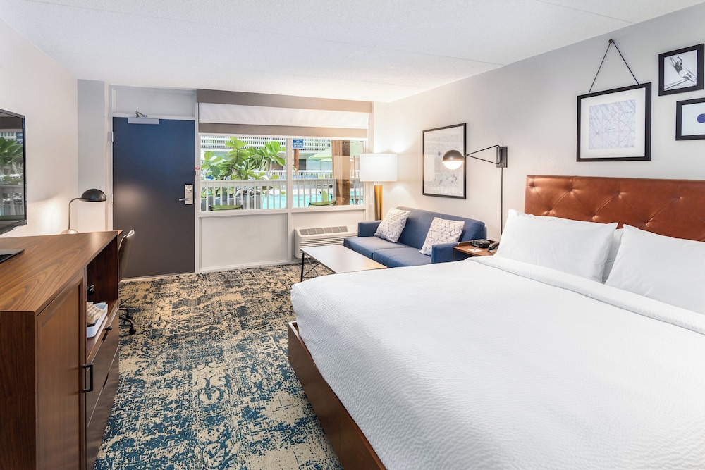 Room, 1 King Bed with Sofa bed, Pool View (Poolside) - Photo 1
