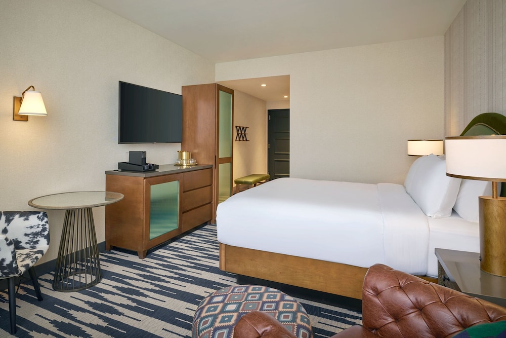 Deluxe Room, 1 King Bed - Photo 2