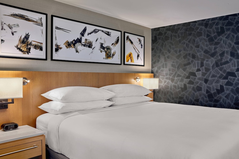 Studio Suite, 1 King Bed, River View - Photo 2