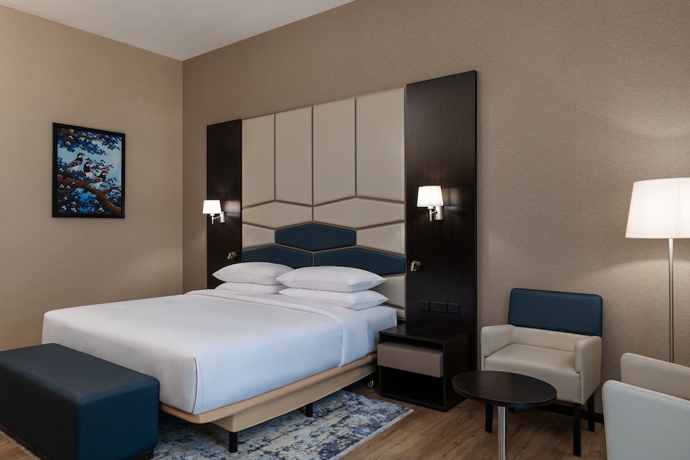 Deluxe King, (Comp. Shuttle to DMCC Metro, Marina Mall & JBR, 20% off on F&B outlet) photo 2