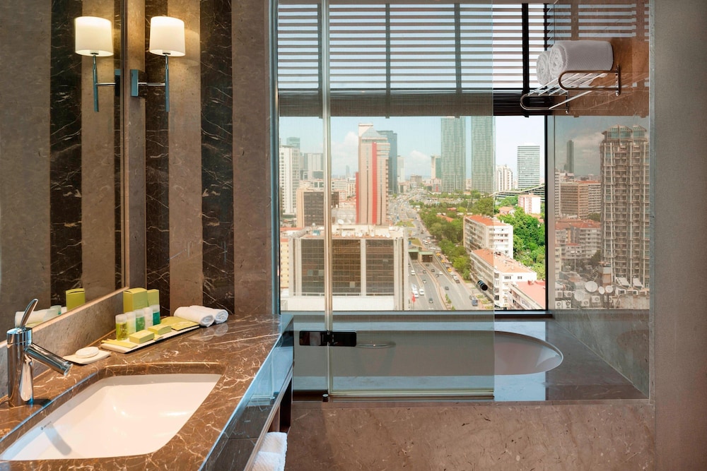 Club Suite, 1 King Bed, City View (Corner) thumbnail 5
