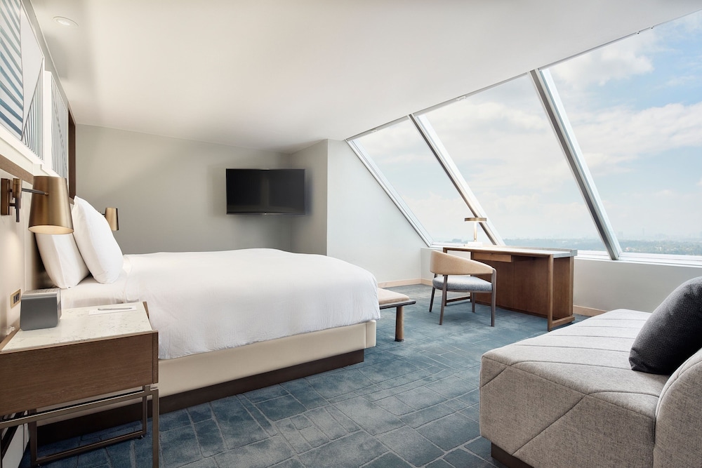 Executive Suite, 1 King Bed, City View, Corner - Photo 2