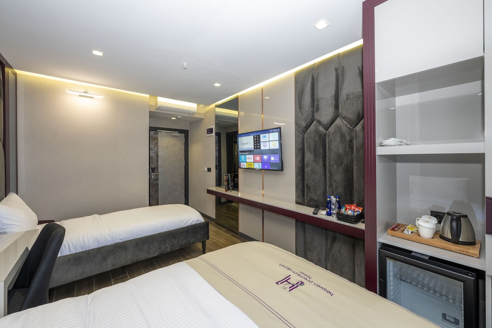 Deluxe Double or Twin Room - Photo 23