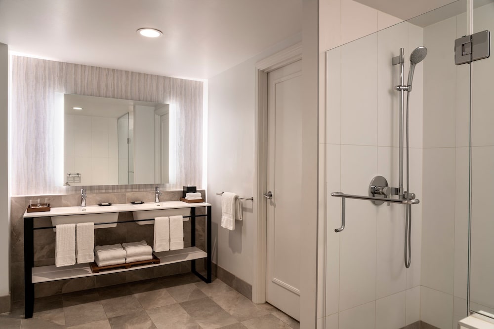 Moana Oceanfront 1 Bedroom Suite King