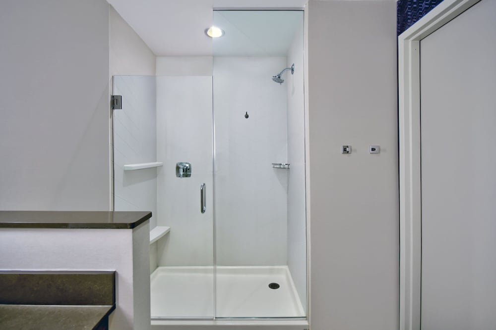 Room, 2 Queen Beds (Mobility/Hearing Accessible, Tub) thumbnail 6