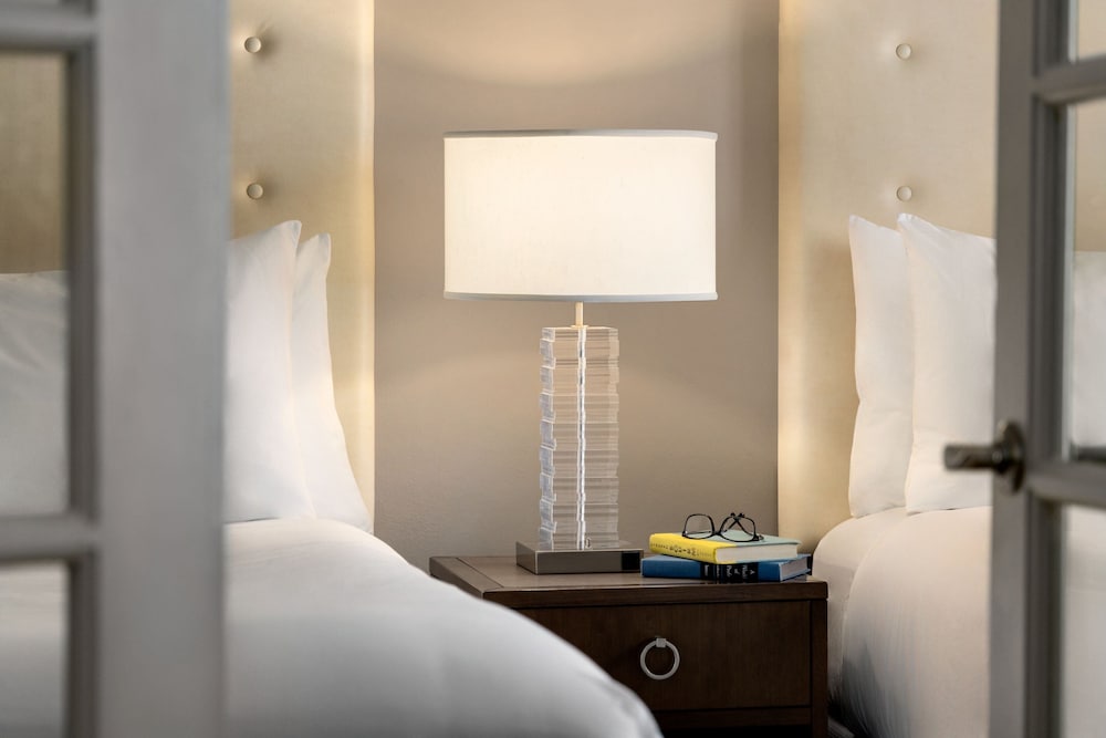 Suite, 1 King Bed (Mobility/Hearing Access, Roll-in Shwr) photo 2