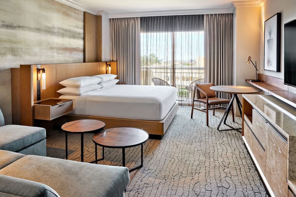 Club Room, 1 King Bed, Mountain View - Photo 1