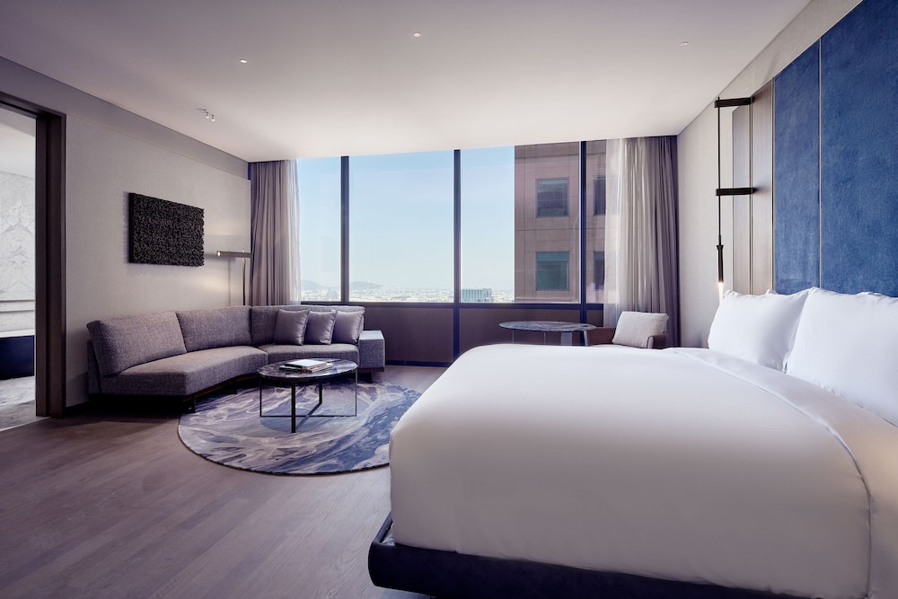 Deluxe King Room with One King Bed (Non Smoking)