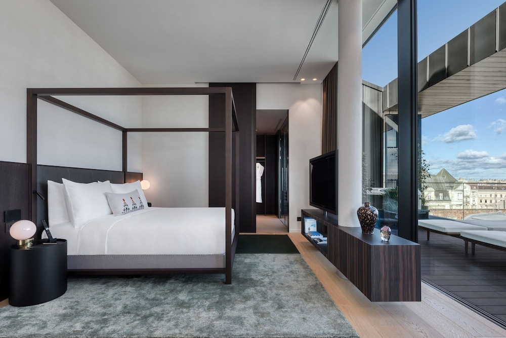 Suite, 1 Bedroom, Balcony (View) - Photo 3