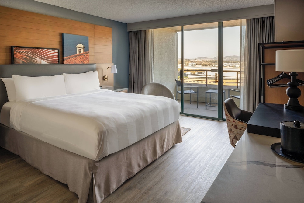 Executive Room, 1 King Bed, Balcony photo 2