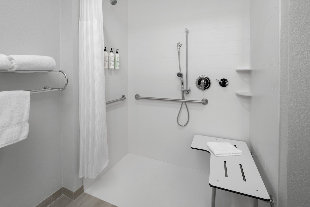 Studio Suite (Mobility Accessible, Tub) - Photo 6