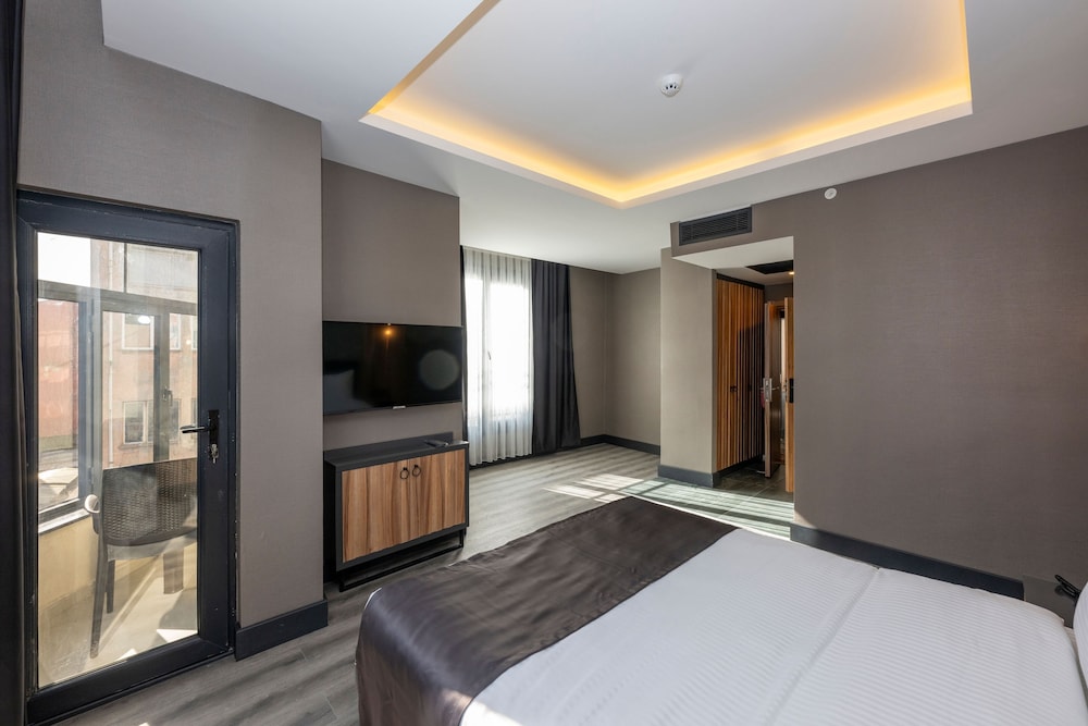 Deluxe Room, 1 Double Bed, Balcony, City View photo 3