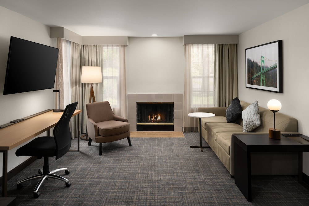 Suite, 2 Bedrooms, Fireplace (Mobility/Hearing Access, Roll-In Shwr) photo 2