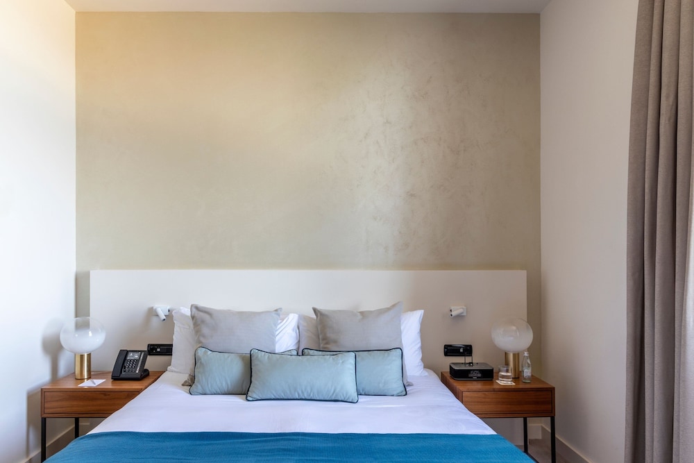 Deluxe Room, 1 King Bed - Photo 4