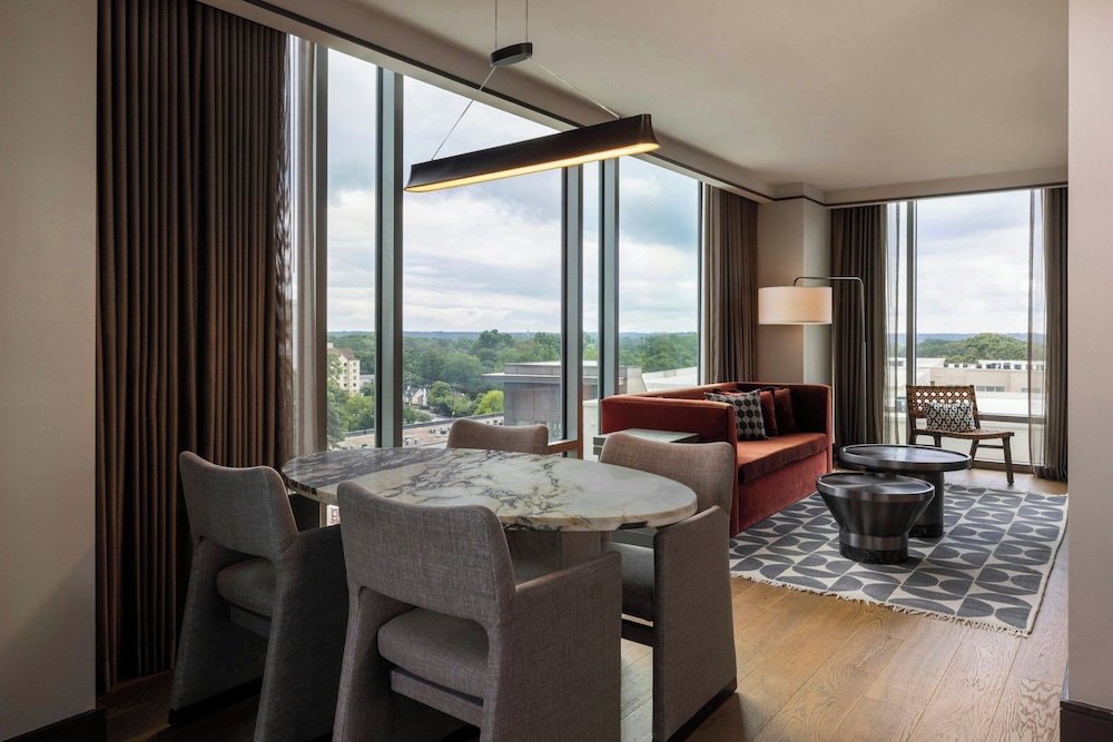 Suite, 1 King Bed, Balcony - Photo 4