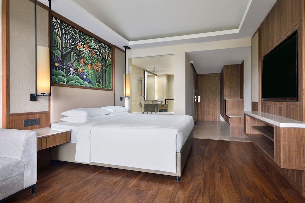 Deluxe Room, 1 King Bed, Non Smoking, Bathtub - Photo 2