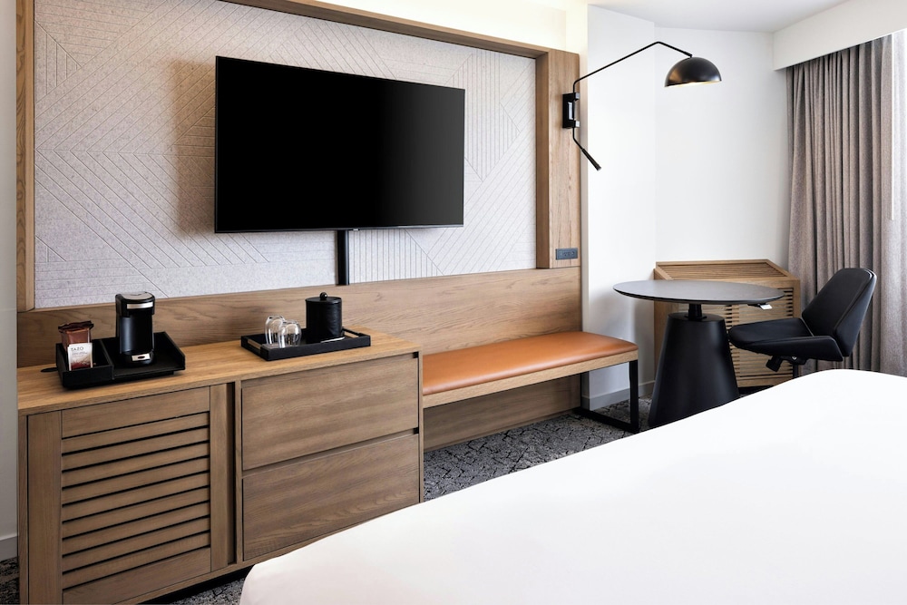 Room, 1 King Bed (Mobility/Hearing Access, Roll-in Shwr) - Photo 4