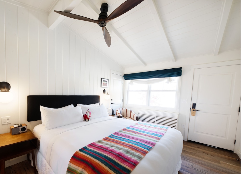Classic Room, 1 King Bed photo 2