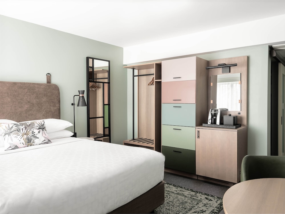 Standard Room, 1 King Bed, Accessible (Comm, Roll Shwr) photo 1