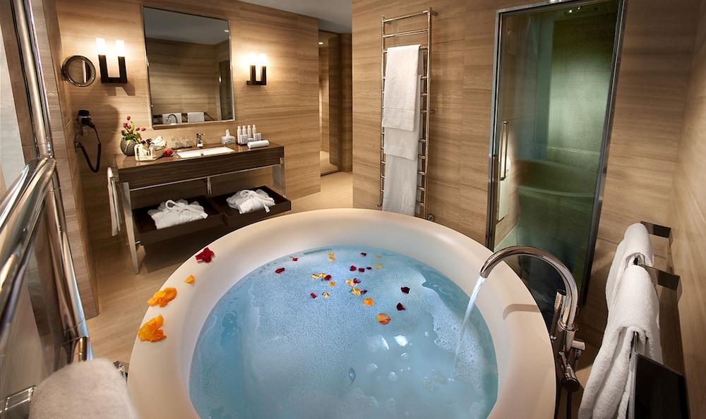 Executive Double Room with Steam Bath, Whirlpool Tub, and Wellness Area Access thumbnail 6