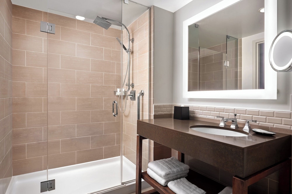 Traditional Room, 1 King Bed (Mobility/Hearing Accessible, Tub) - Photo 8