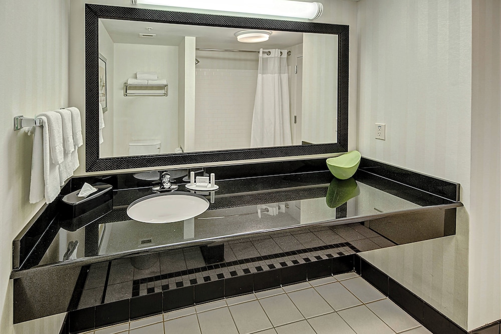 Room, 2 Queen Beds (Mobility/Hearing Accessible, Tub) - Photo 2