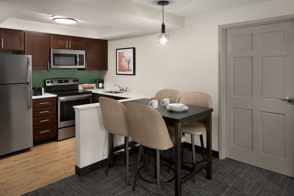 Suite, 2 Bedrooms, Fireplace (Mobility/Hearing Access, Roll-In Shwr) photo 3