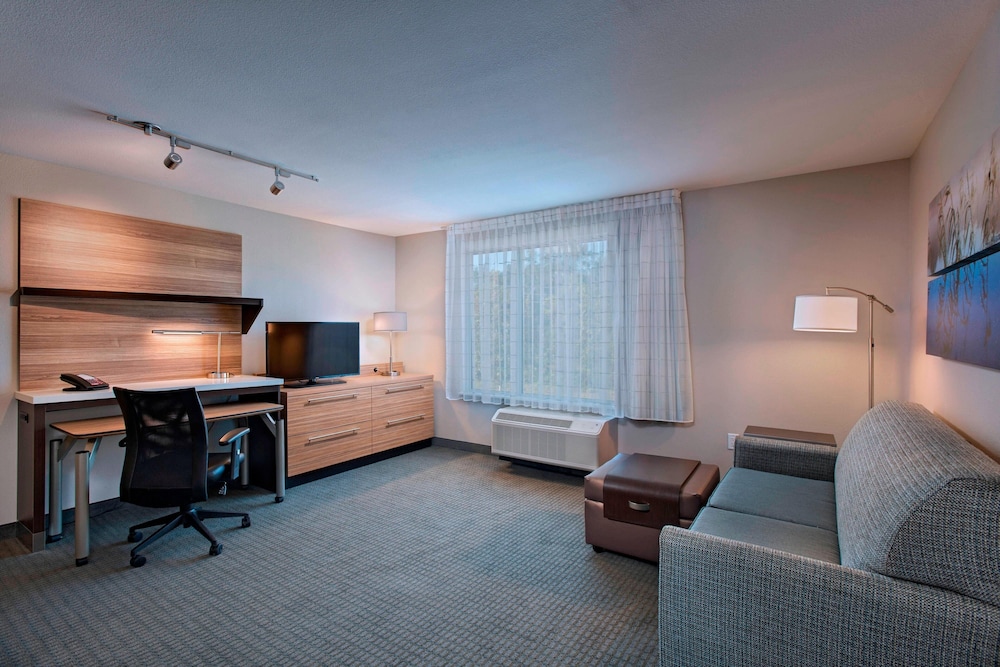 Suite, 1 Bedroom (Mobility/Hearing Access, Roll-in Shwr) photo 2
