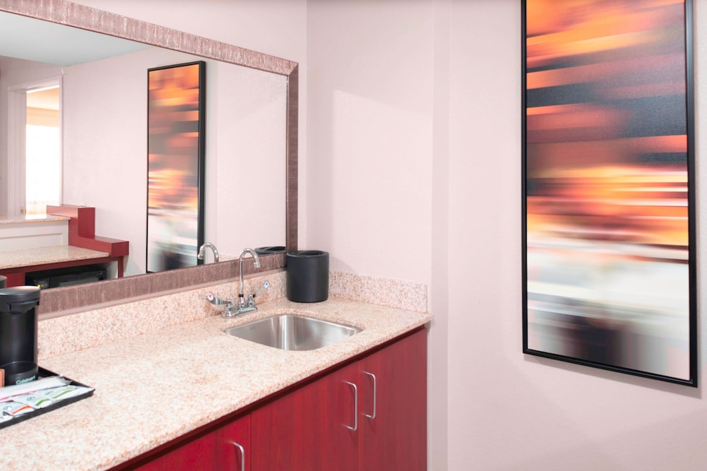 Suite, 1 Bedroom (Mobility Accessible, Tub) - Photo 2