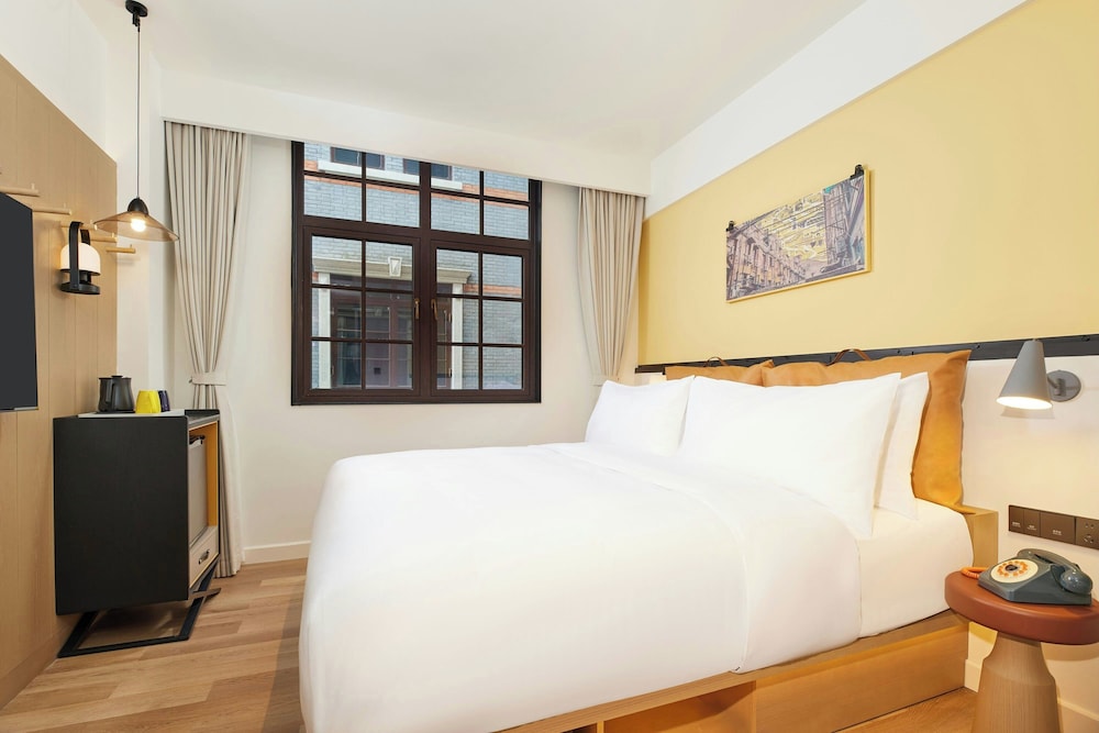 Standard Room, 1 King Bed, City View