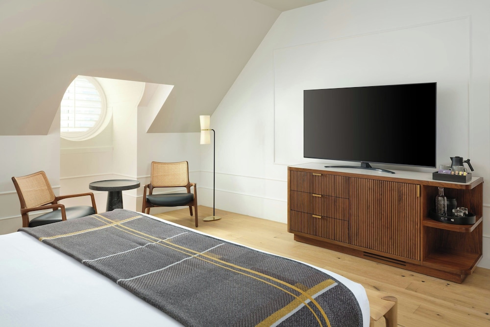 Studio Suite, 1 King Bed, Tower (Mobility Accessible, Tub)
