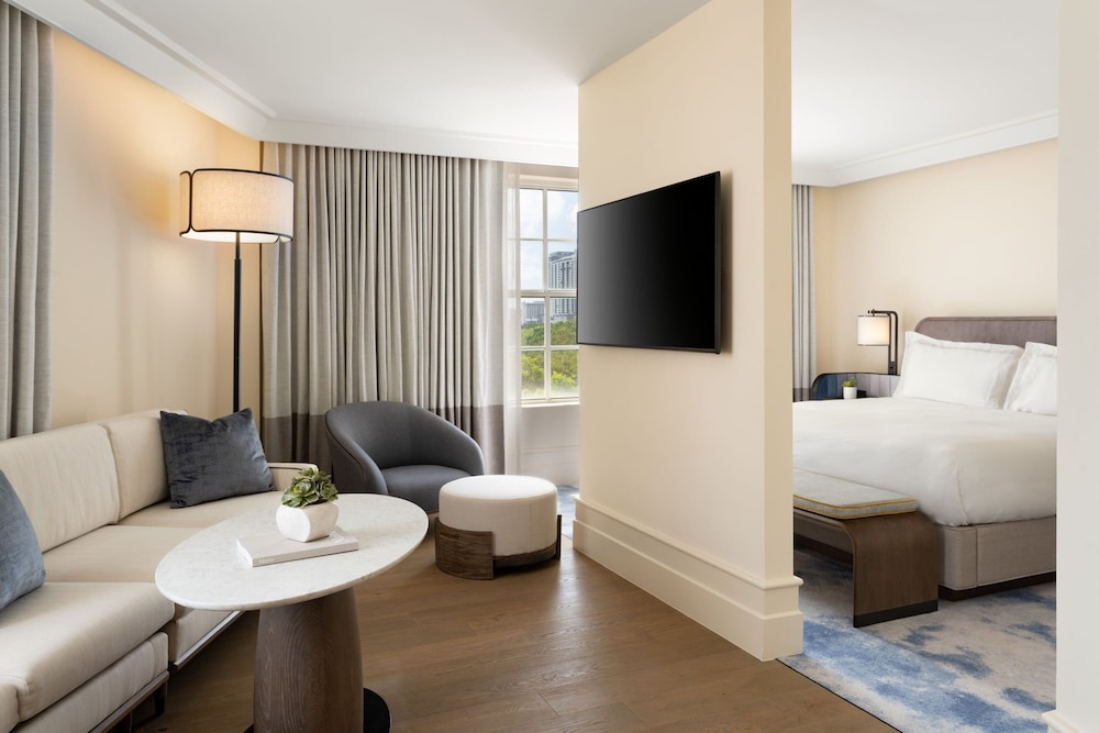 Junior Suite, 1 Bedroom (Mobility/Hearing Access, Roll-in Shwr) - Photo 1