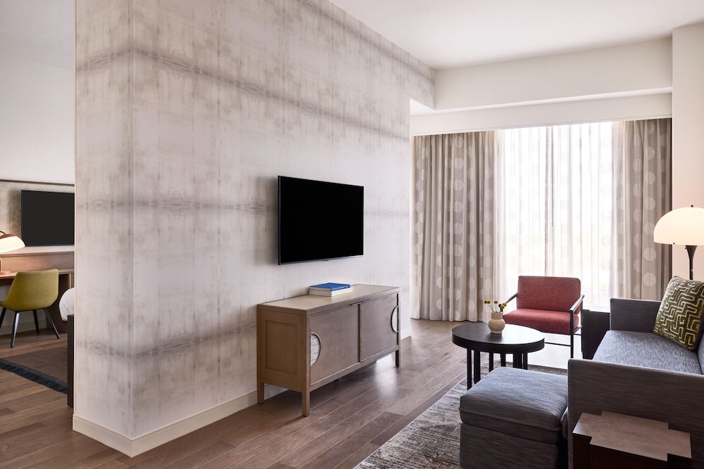 Executive Suite, 1 King Bed - Photo 2