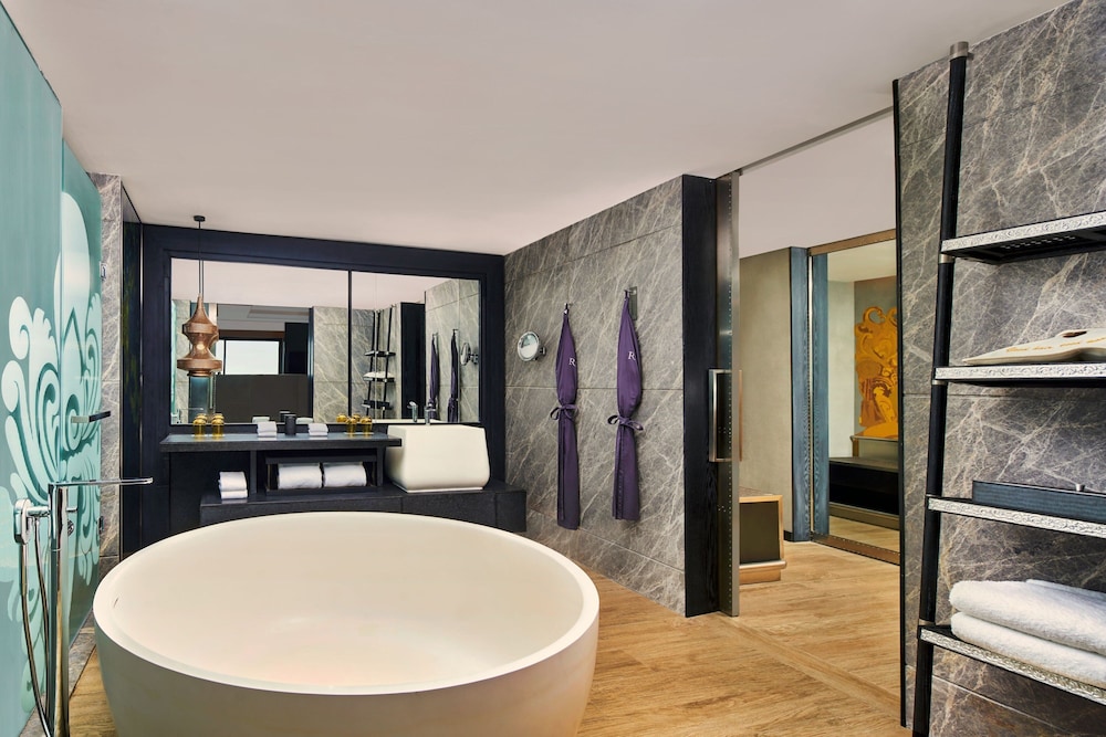 Executive Suite, 1 Bedroom, Balcony - Photo 4