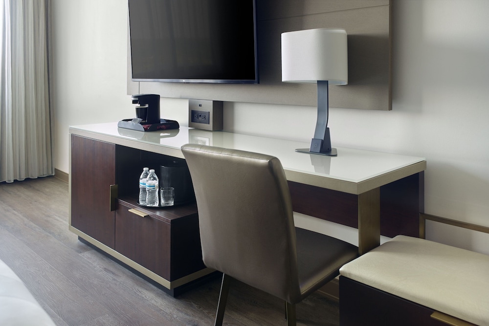 Room, 1 King Bed (Mobility/Hearing Accessible, Tub) - Photo 3