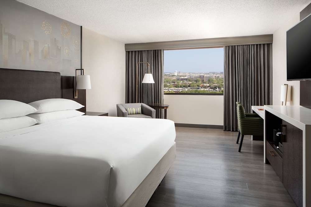 Room, 1 King Bed (Mobility Accessible, Roll-In Shower) at Dallas-Addison Marriott Quorum by the Galleria in Addison