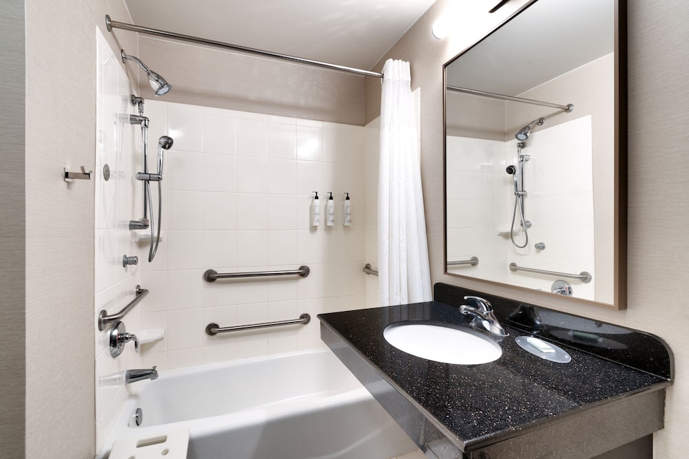 Room, 1 King Bed (Mobility Accessible, Tub) - Photo 5