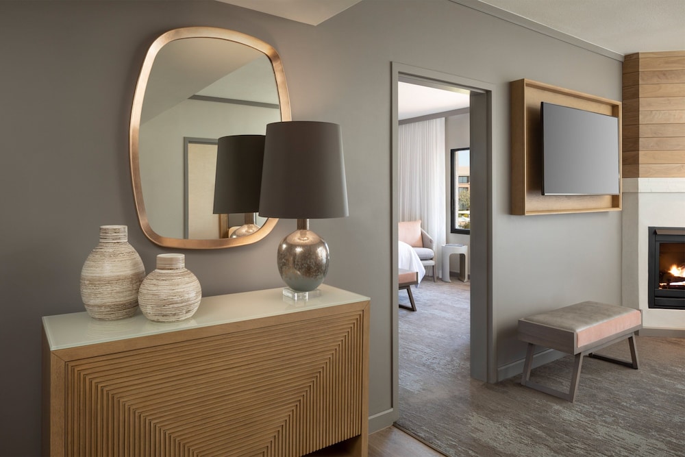 Suite, 1 Bedroom - Photo 2