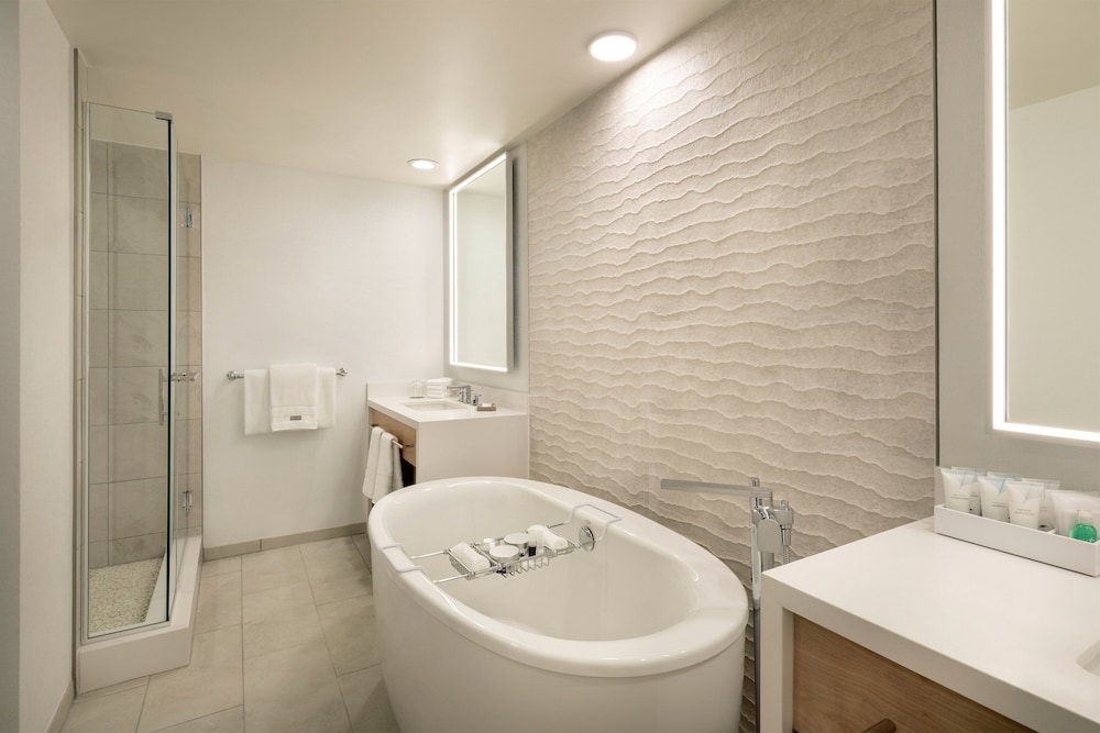 Suite, 1 Bedroom - Photo 8