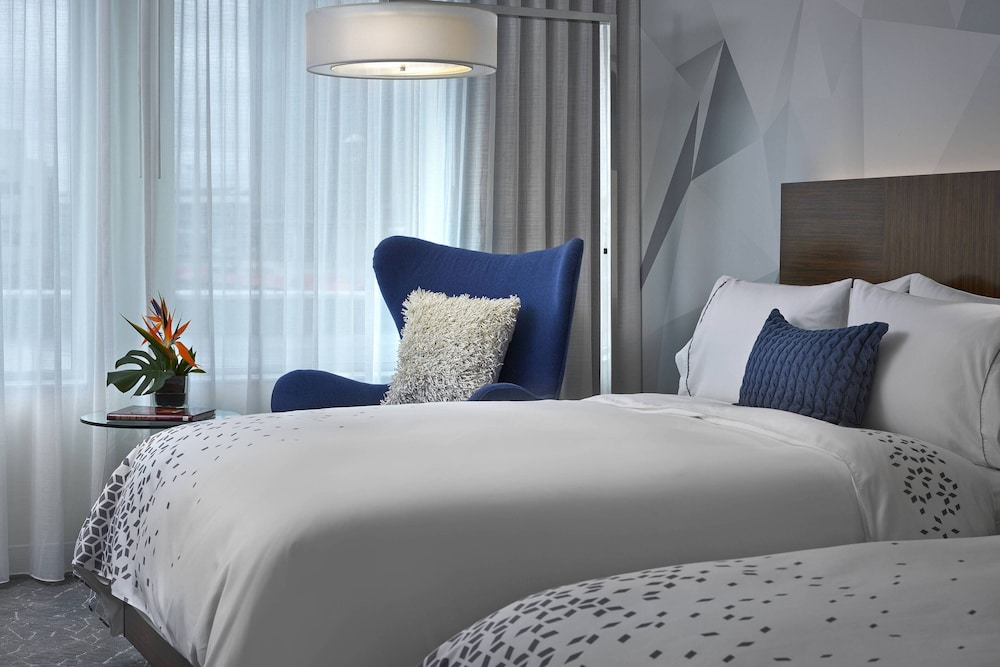 Room, 2 Queen Beds (Runway View) photo 2