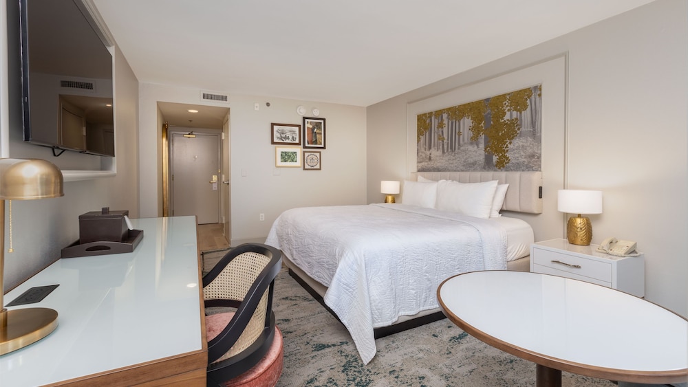 Available room thumbnail 6
