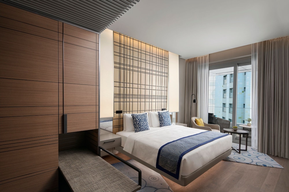 Elite Suite Partial View, Executive lounge access, 1 King, Sea view, Balcony